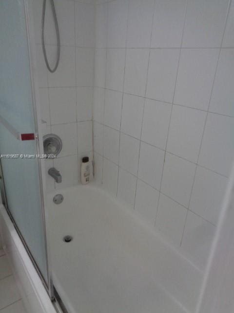 bathroom with tiled shower / bath combo