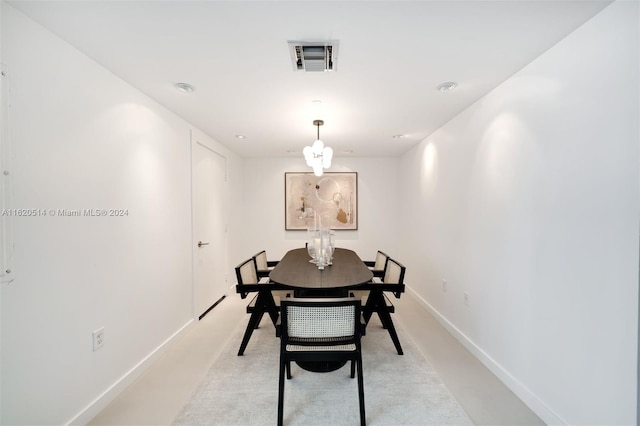 dining space featuring visible vents and baseboards