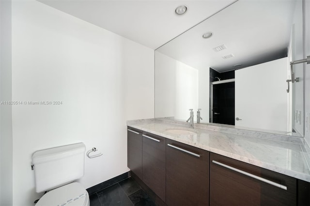 full bathroom featuring visible vents, toilet, recessed lighting, tiled shower, and vanity