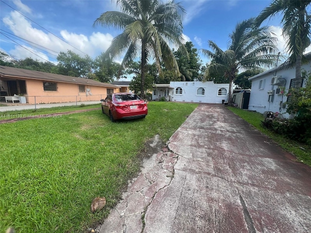 view of front of house featuring a front lawn