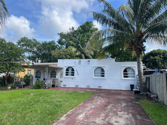 view of front facade with a front lawn