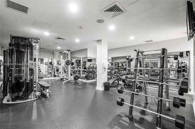 exercise room featuring baseboards, visible vents, and recessed lighting