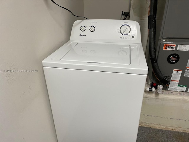 clothes washing area with washer / clothes dryer and heating unit