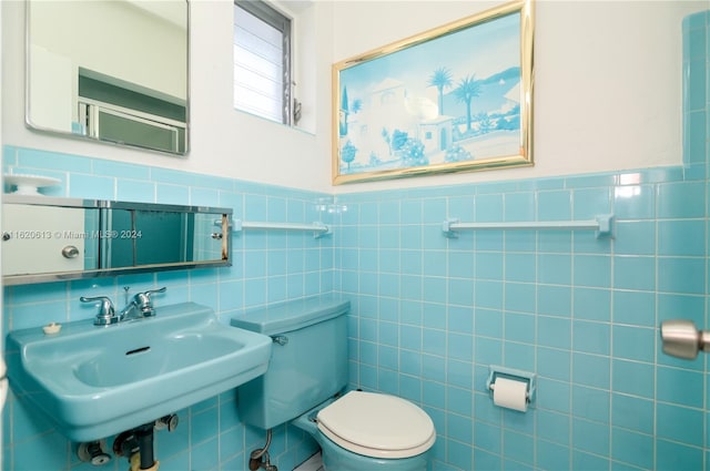 tiled bedroom featuring a wall unit AC and ceiling fan