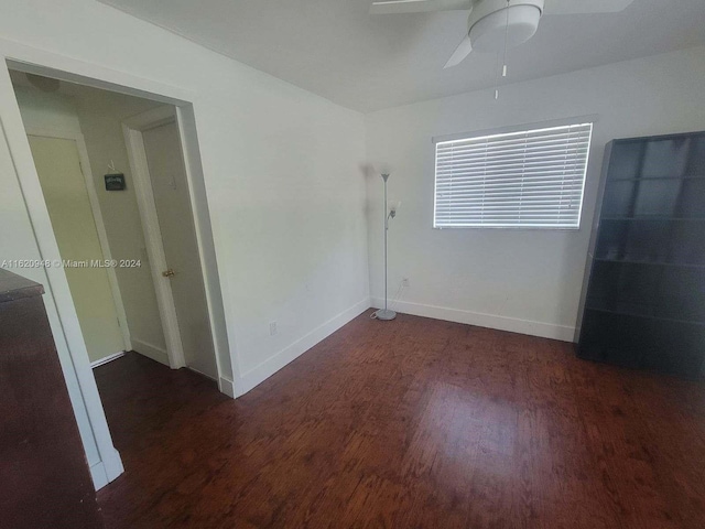 unfurnished room with dark wood-type flooring and ceiling fan