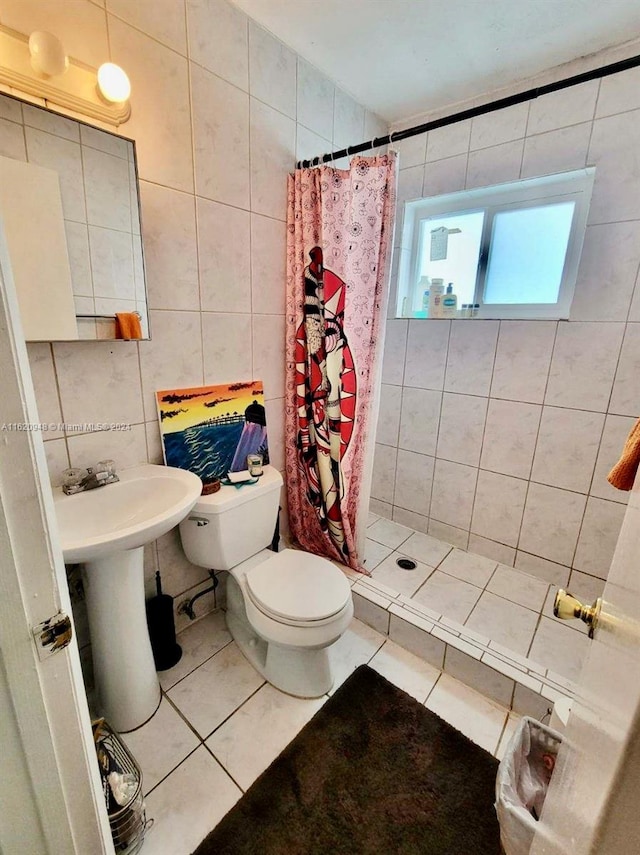 bathroom featuring curtained shower, tile patterned floors, toilet, and tile walls