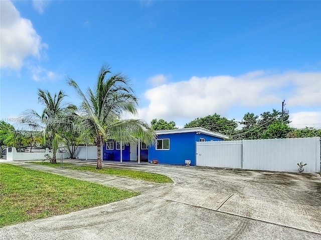 view of front of home featuring a front yard