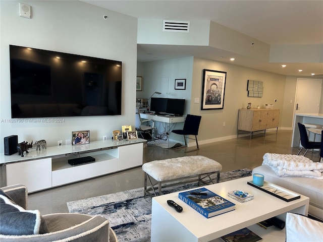 living room featuring recessed lighting, visible vents, and baseboards