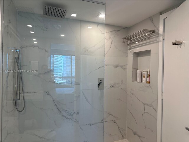 bathroom featuring a tile shower