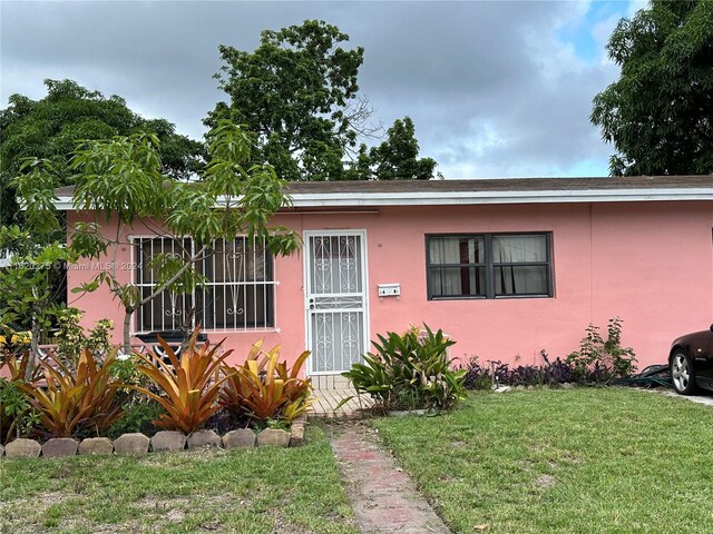 view of front of property featuring a front yard