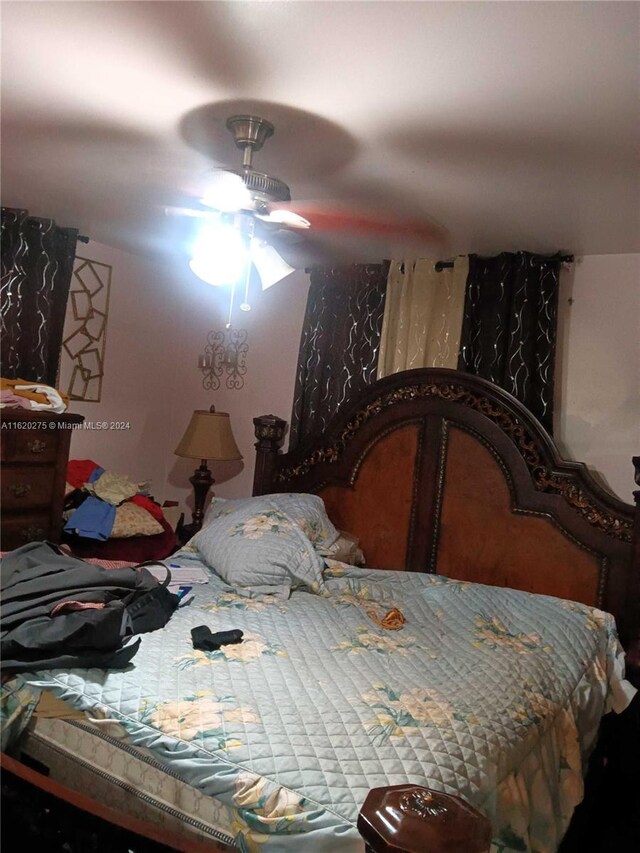 bedroom with ceiling fan