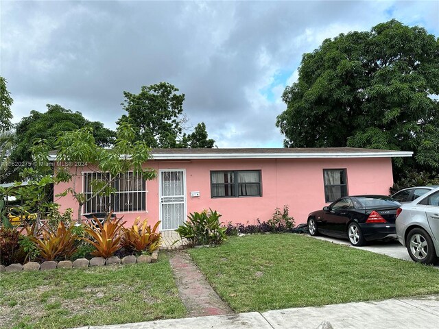 view of front of property with a front yard