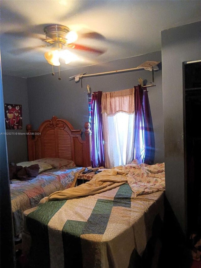 bedroom with ceiling fan