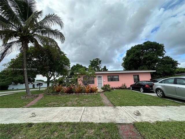 view of front of property featuring a front lawn