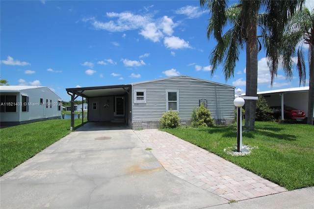 view of front of house featuring a carport and a front yard