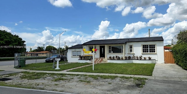 view of front facade with a front yard