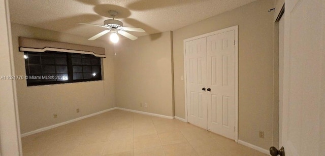 unfurnished bedroom with ceiling fan and a textured ceiling