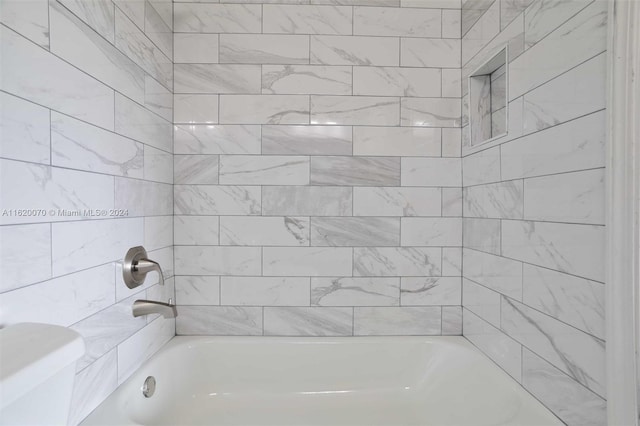 bathroom with tiled shower / bath combo