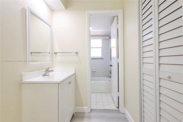 bathroom with vanity and tiled shower / bath