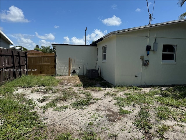 view of yard with cooling unit