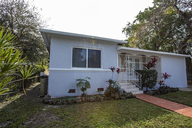 view of front of property with a front lawn