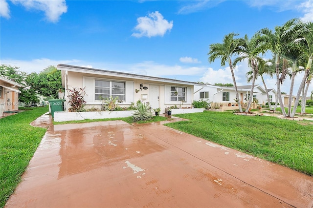 view of front of home featuring a front yard