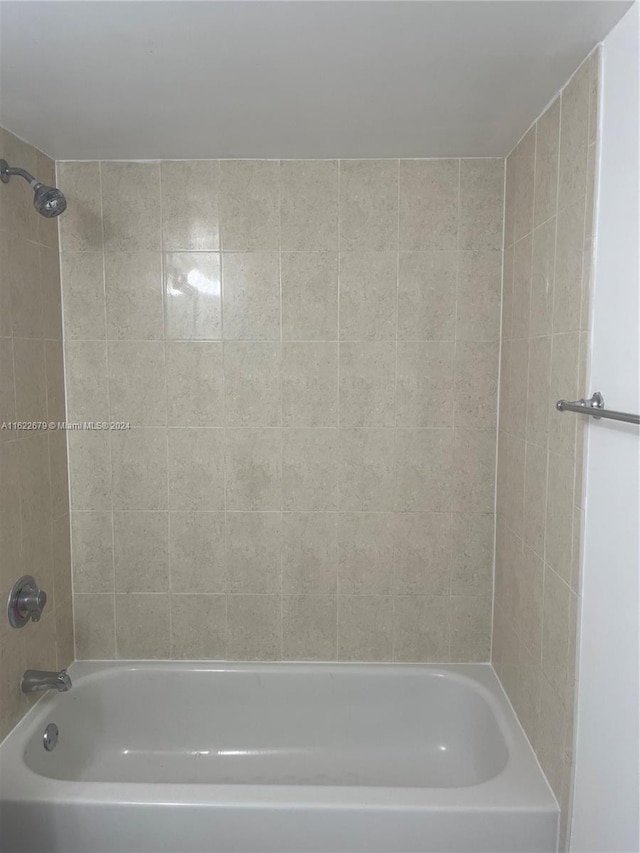 bathroom featuring tiled shower / bath