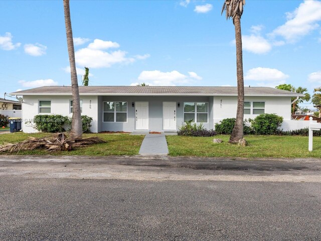 single story home featuring a front lawn