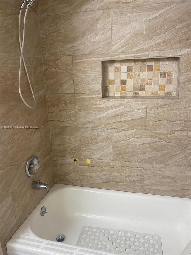 bathroom featuring tiled shower / bath