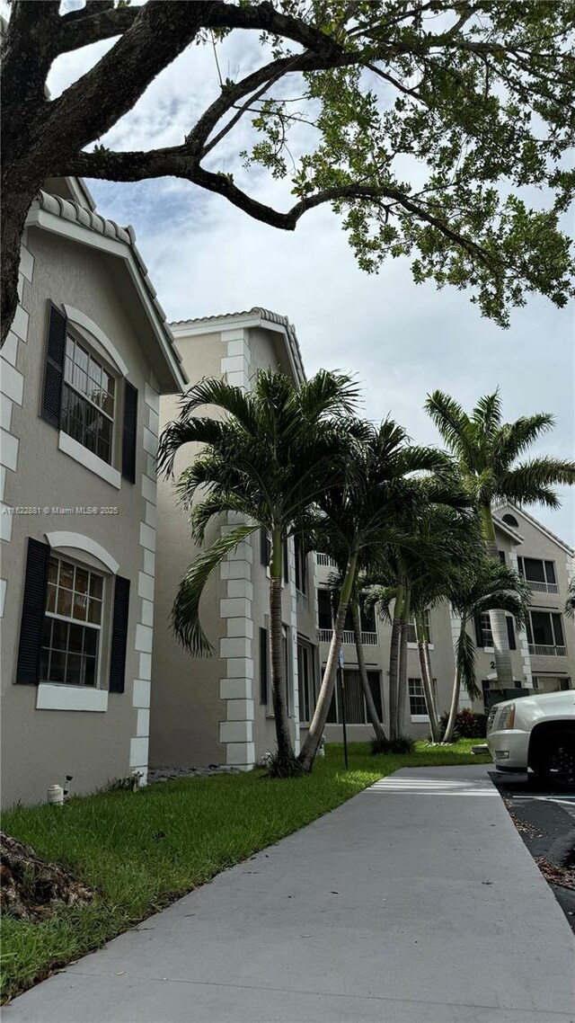 view of front of home with a front lawn