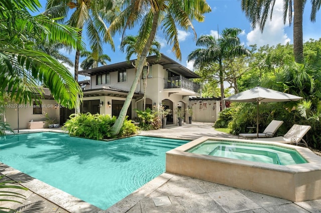 view of pool featuring an in ground hot tub