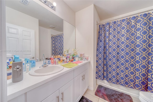 full bath featuring tile patterned floors, visible vents, toilet, a shower with shower curtain, and vanity