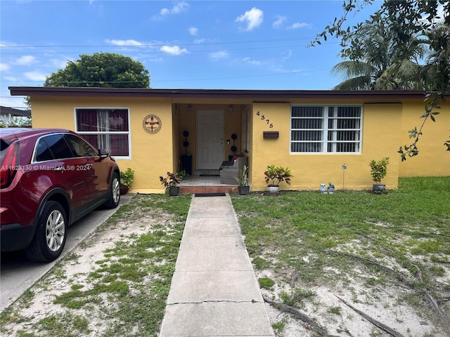 view of front of home featuring a front yard