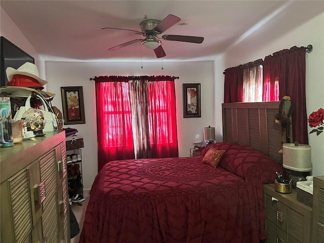 bedroom with ceiling fan