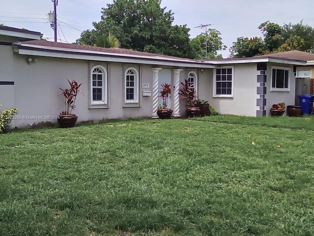 ranch-style house featuring a front lawn