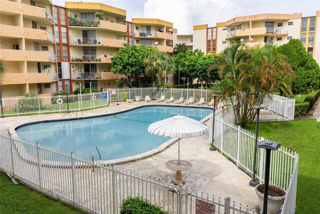 view of swimming pool with a yard