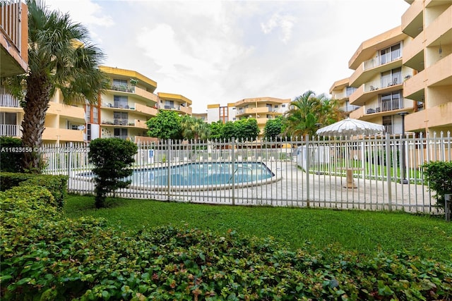 view of swimming pool