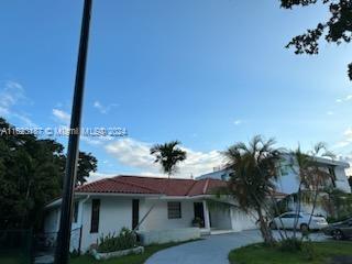 view of front of house with a front lawn