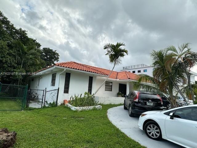 view of front facade with a front yard