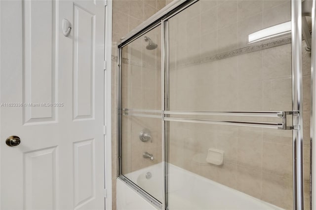 bathroom with combined bath / shower with glass door