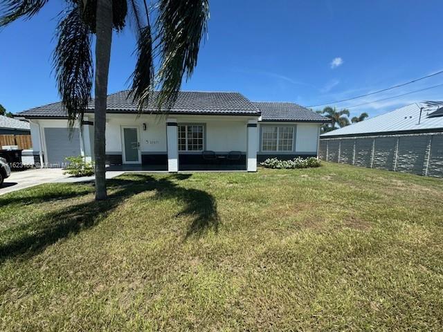 view of front facade featuring a front lawn and a garage