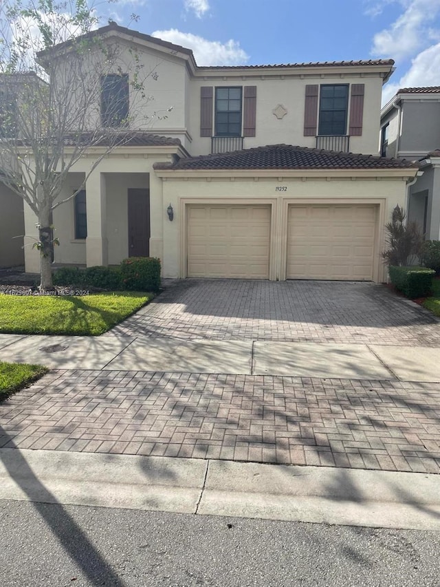 view of front facade featuring a garage