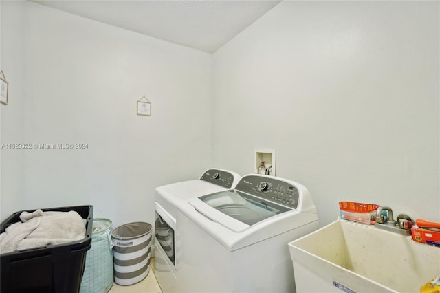 laundry room with sink, tile patterned floors, and independent washer and dryer