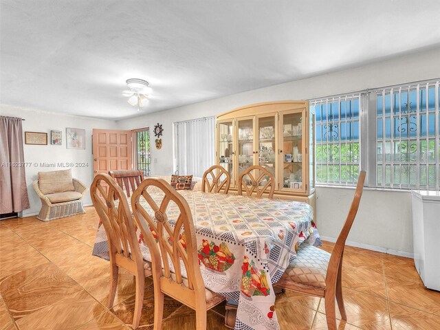 dining area with ceiling fan