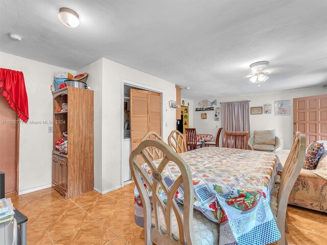 dining space with ceiling fan