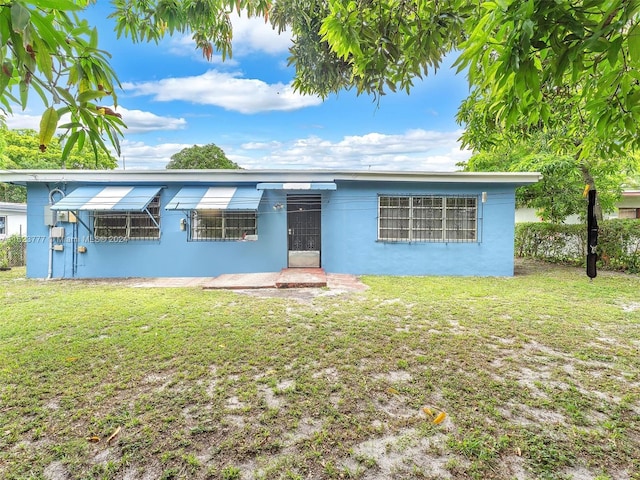 view of front facade with a front yard