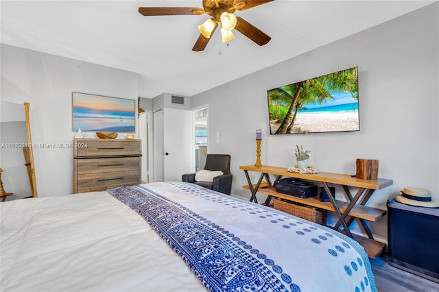 bedroom with ceiling fan