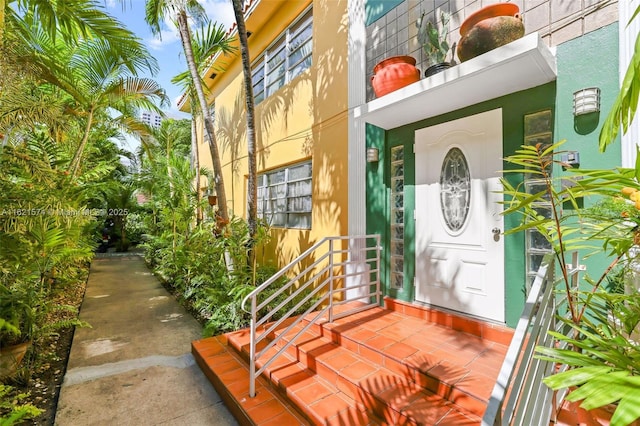1310 15th St, Miami Beach, FL 33139 - doorway to property with stucco siding
