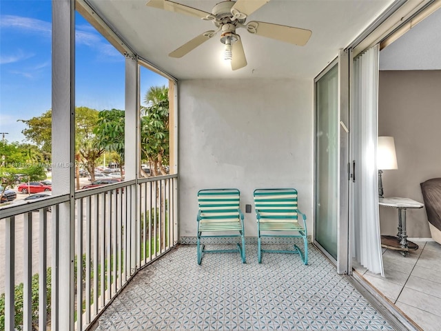 sunroom with ceiling fan