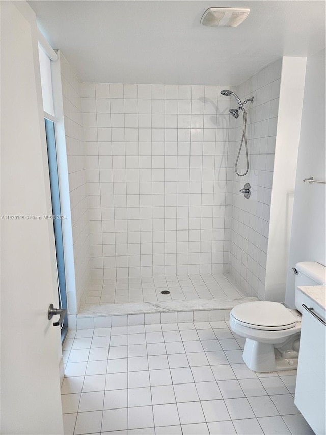 clothes washing area with sink, dark wood-type flooring, and stacked washer and clothes dryer